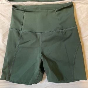 Girlfriend Collective Compressive Run Shorts Moss Green Size XS